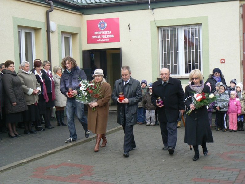  Przemarsz pod pomnik Trzech Krzyży, w środku wójt gminy Wśniew