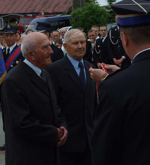 Od lewej: St. Radomyski i St. Remiszewski odznaczony medalem B. Chomicza