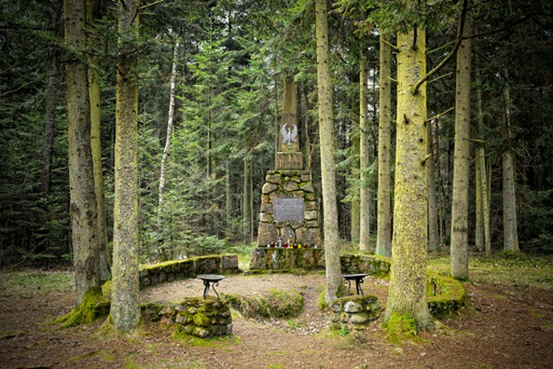 Jata - pomnik poświęcony ks. St. Brzózce, zdj. wikipedia.org.