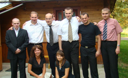 Wnukowie: od lewej, Wojtek, Adam, Daniel, Adrian, Piotrek i Michał siedzą Basia i Agnieszka 
