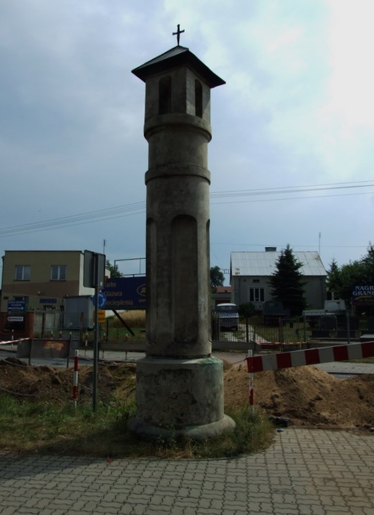 Najstarsza w mieście kapliczka-słup pochodząca z XVIII w. / róg ul. Ogrodowej i Budowlanej/.